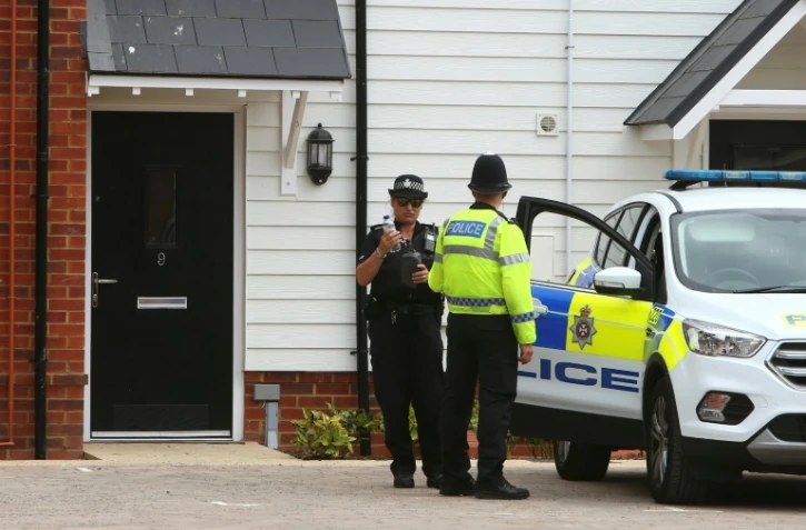 Des policiers devant une maison d'Amesbury, dans le sud de l'Angleterre, où un coupe a été retrouvé inconscient après une exposition présumée à une "substance inconnue" 
