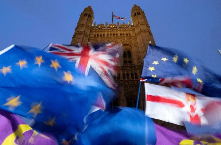 Des drapeaux flottent pendant des manifestations pro et anti Brexit devant le Parlement britannique, le 21 octobre 2019