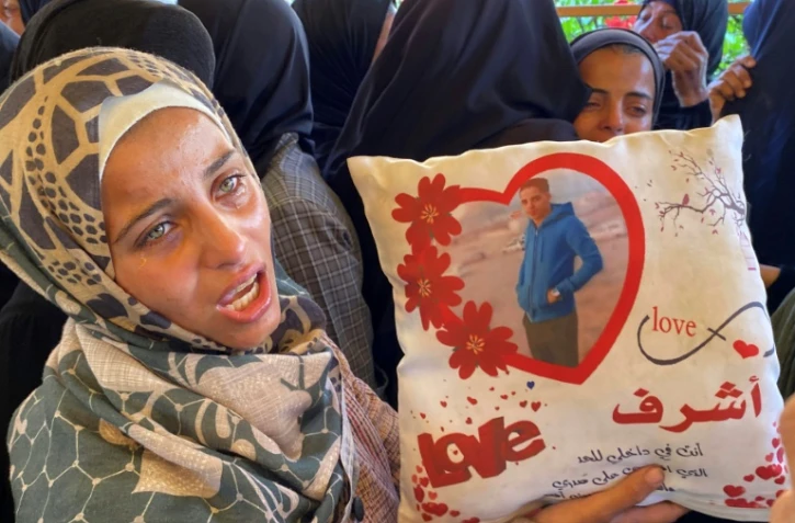 Une Palestinienne pleure après avoir perdu un proche dans une frappe israélienne, à Khan Younès, dans le sud de la bande de Gaza, le 4 juillet 2025