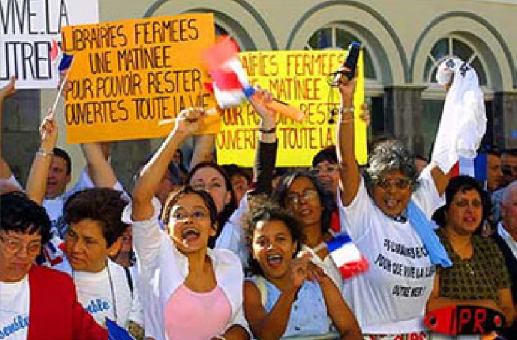 Le président de la République, Jacques Chirac, a effectué une visite officielle de deux jours et demi à La Réunion le jeudi 17, le vendredi 18 et le samedi 19 mai 2001