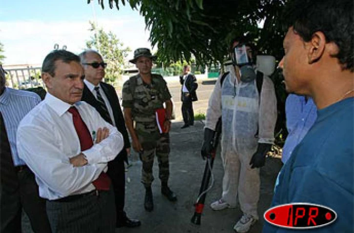 Jeudi 26 janvier 2006 - 

Le professeur Didier Houssin, directeur général de la Santé (en costume sombre), et le professeur Gilles Brücker (en chemise blanche), directeur général de l'institut de veille sanitaire, ont suivi une opération de démousticati