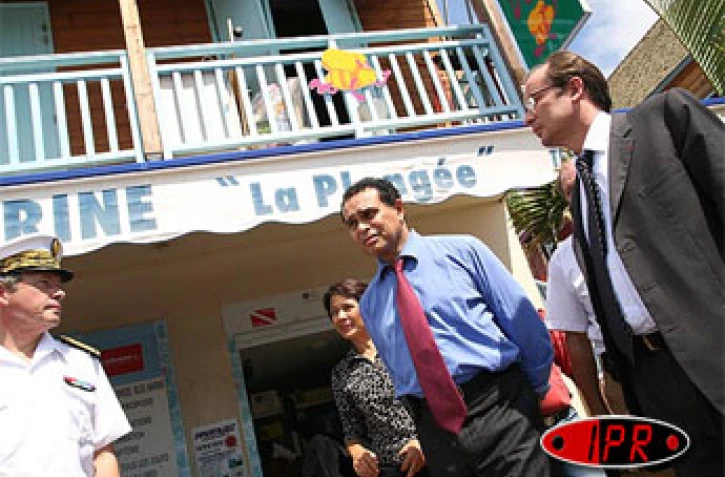 Lundi 20 février 2006 -

Léon Bertrand ministre délégué au tourisme en visite à La Réunion pour évaluer les conséquences de l'épidémie de chikungunya  sur le secteur chikungunya