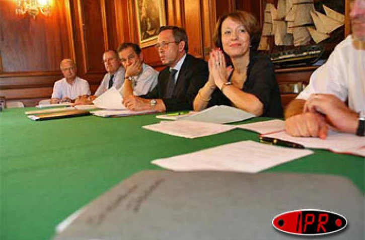 Jeudi 2  février 2006 -


La guerre totale contre le moustique a été déclarée en préfecture