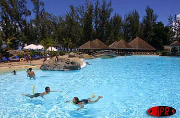 Piscine d'hôtel sur le littoral ouest