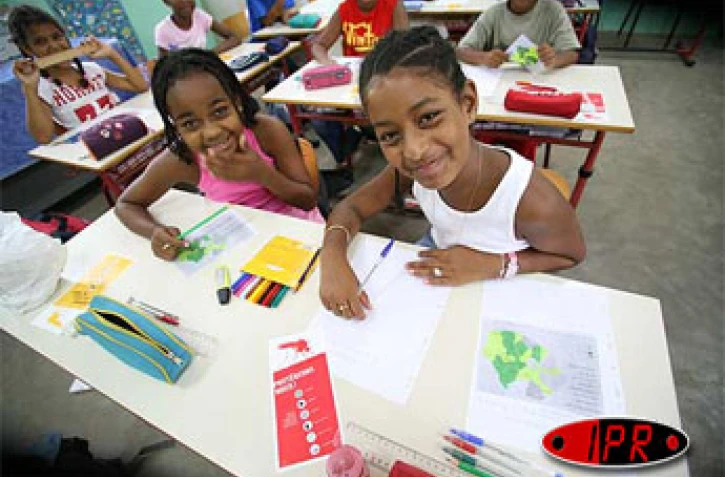 Lundi 6 février 2006 -

Tous les établissements scolaires de l'île ayant été démoustiqués la rentrée scolaire a pu avoir lieu. Elle devait se faire le lundi 30 janvier