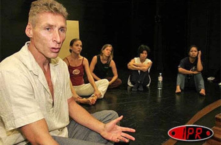 Mardi 17 mai 2005 -

Présentation de la chorégraphie de danse contemporaine par les compagnies malgaches Rary  et Faham