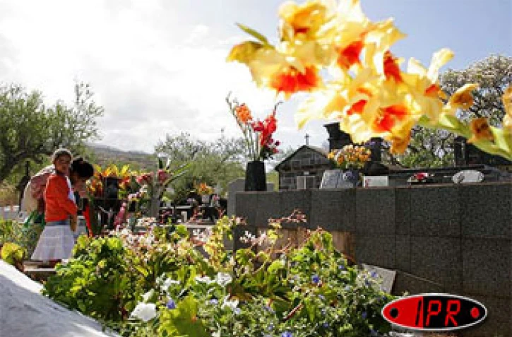 Mardi 1er novembre 2005 - 

Le cimetière de Saint-Leu. Hommage aux morts