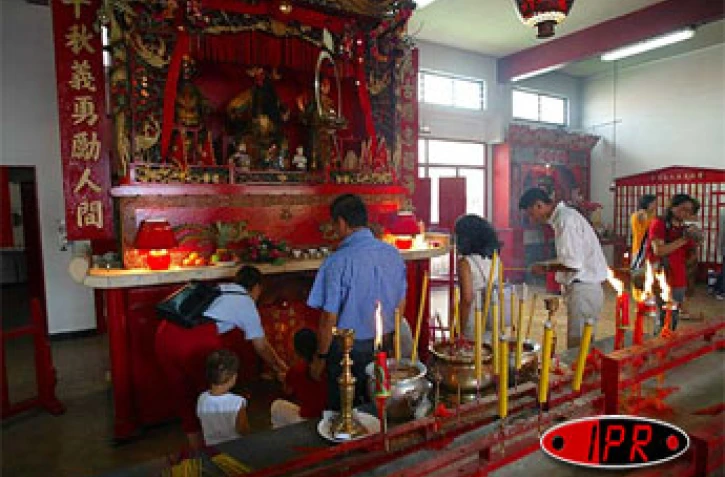 Mardi 22 novembre 2005 -

Le temple Guan Di dans la rue Sainte-Anne (Saint-Denis) fait partie du circuit &quot;3 religions&quot; proposé par l'office de tourisme intercommunal du Nord