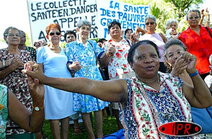 Mardi 2 mars 2004
Une trentaine de personnes âgées ont manifesté devant la préfecture pour réclamer le relèvement du plafond de la CMU