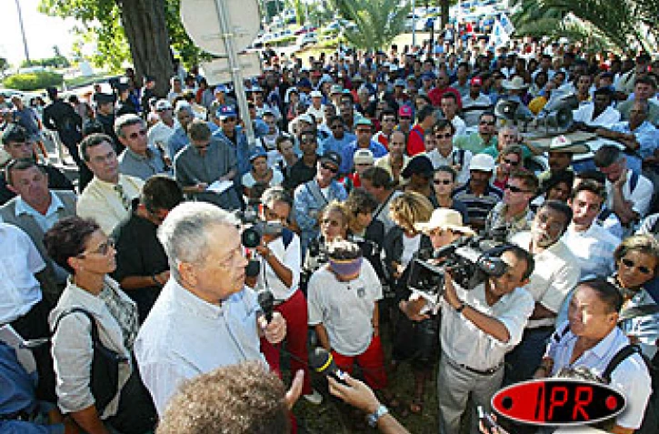 Mardi 18 juin 2003
Les TOS devront attendre jusqu'en septembre pour être fixés sur leur sort