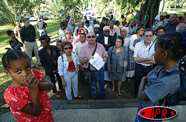 Mercredi 1 octobre 2003
Manifestation devant la prefecture pour la libération de Saïd Larifou