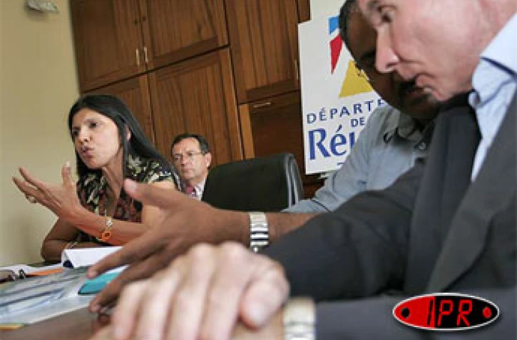 Jeudi 28 avril 2005 - 

Nassimah Dindar, présidente du conseil général, présente le contrat d'avenir