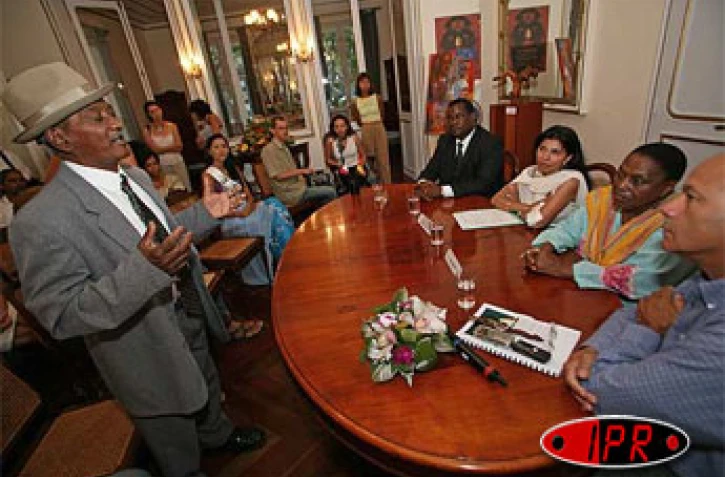 Lundi 18 décembre 2006 - 


Firmin Viry a rendu hommage à Miriam Makeba