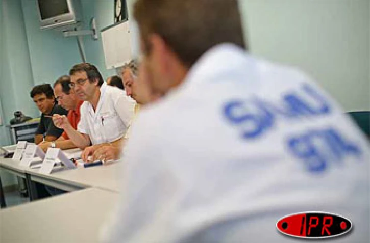 Vendredi 10 février 2006 -
(de gauche à droite) les docteurs Jacques Antoine, Frédéric Staikowsky, Arnaud Bourdé et Philippe Morbidelli