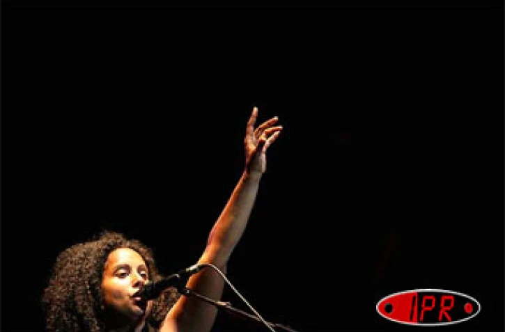 Dimanche 6 août 2006 - 

Environ 3 000 personnes ont assisté au concert de Susheela Raman. La chanteuse indo-britannique a clôturé le Sakifo 2006