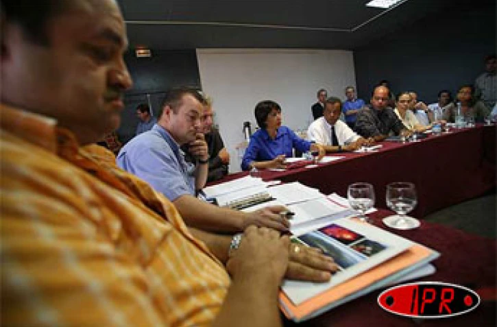 Jeudi 16 Février 2006 -
Suite à la crise du chikungunya le CTR a réuni les porfessionnels du tourisme et annonce une perte de 6 millions d'euros du chiffre d'affaires