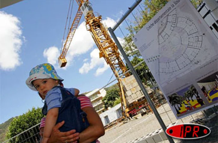 Mardi 25 octobre 2005 -
Une première pierre pour la crèche départementale