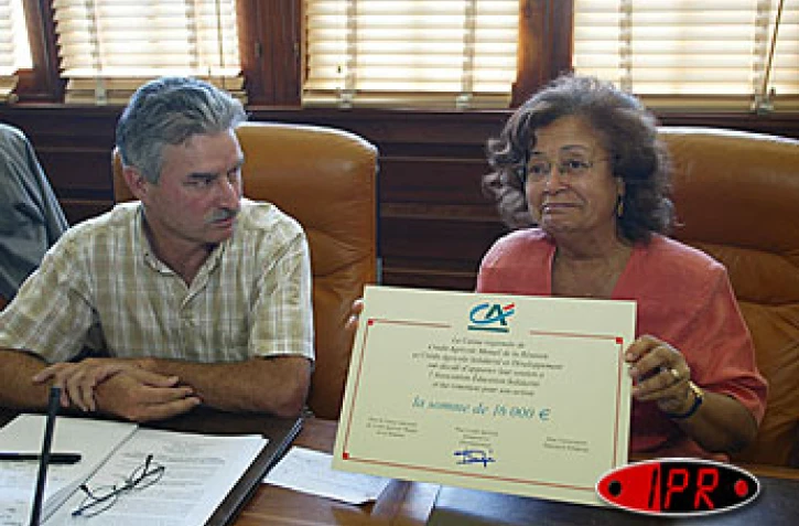Jeudi 3 juillet 2003
Le crédit agricole a remis un chèque de 16 000 euros à l'association humanitaire Éducation et solidarité