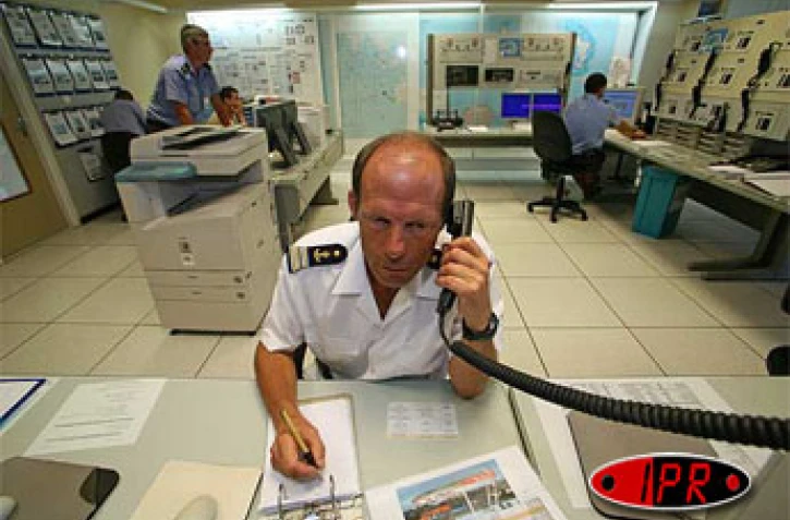Mardi 13 février 2007 -

Le CROSS Réunion établit quotidiennement une liaison téléphonique avec Maud Fontenoy. La navigatrice a démâté en plein océan Indien