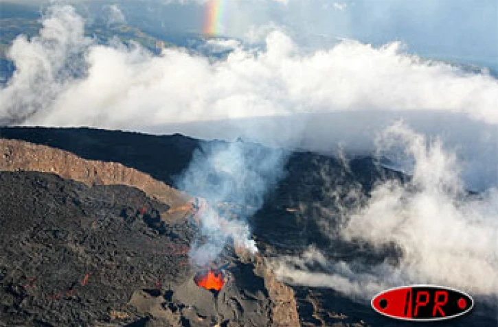 Jeudi 31 août 2006 vers 16 heures 30
La Fournaise poursuit son spectacle