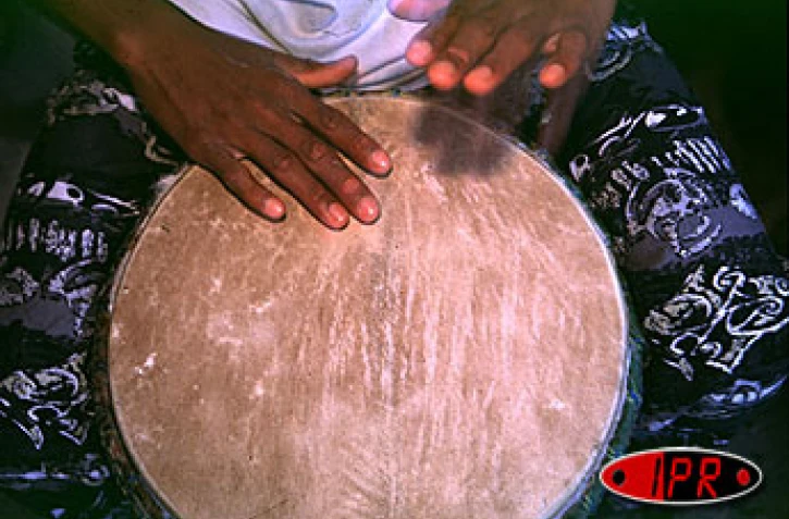 Joueur de roulèr, instrument traditionnel de la musique réunionnaise donnant son rythme au maloya