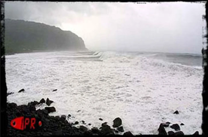 Le cyclone intense Ando est passé au large de la Réunion le samedi 6 janvier 2001. Les fortes pluies ont entraîné la mort d'un automobiliste qui s'est noyé en voulant traverser un radier submergé dans l'Ouest