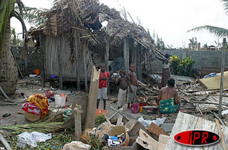 Vingt-quatre heures après le passage du cyclone Gafilo, les habitants d'Antalaha mesurent l'ampleur des dégats considérables. (Photos PY Babelon)