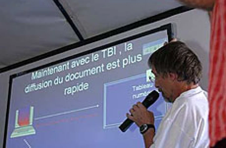 Mercredi 22 septembre 2004 -
Le rectorat a présenté le tableau interactif au Salon Cyber 2004