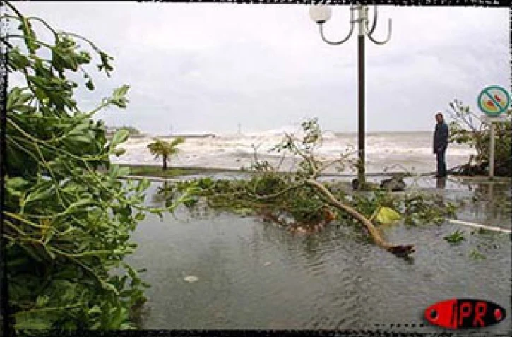 Le cyclone tropical intense Dina s'est abattu sur La Réunion le 22 janvier 2002. Les dégâts se sont chiffrés à plusieurs millions d'euros
