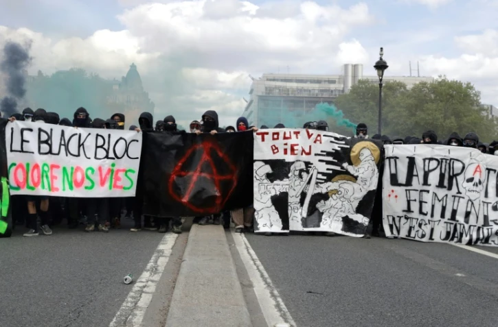 Des manifestants vêtus de noir bloquent le Pont d'Austerlitz le 1er mai 2018 à Paris