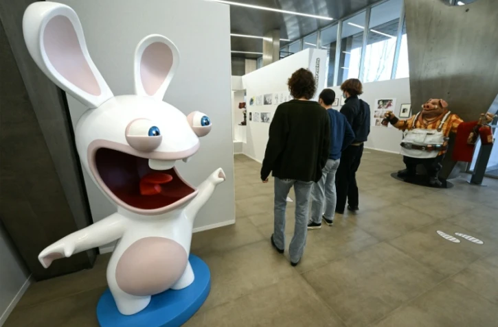 Des visiteurs découvrent l'exposition consacrée au studio Ubisoft à Montpellier, le 4 février 2022