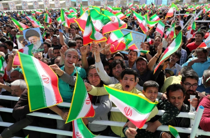 Des Iraniens assistent à un meeting du président Hassan Rohani à Sabzevar, dans le nord-ouest du pays, le 6 mai 2018