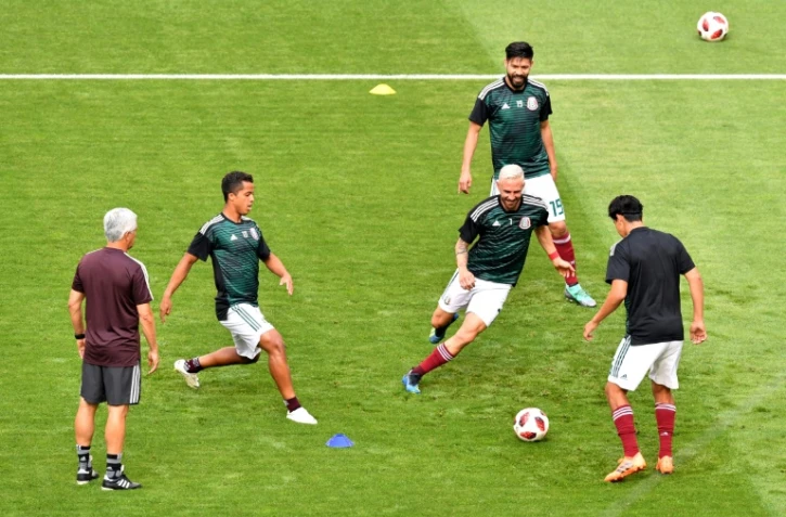 Les Mexicains à l'échauffement juste avant leur match contre le Brésil à Samara, le 2 juillet 2018