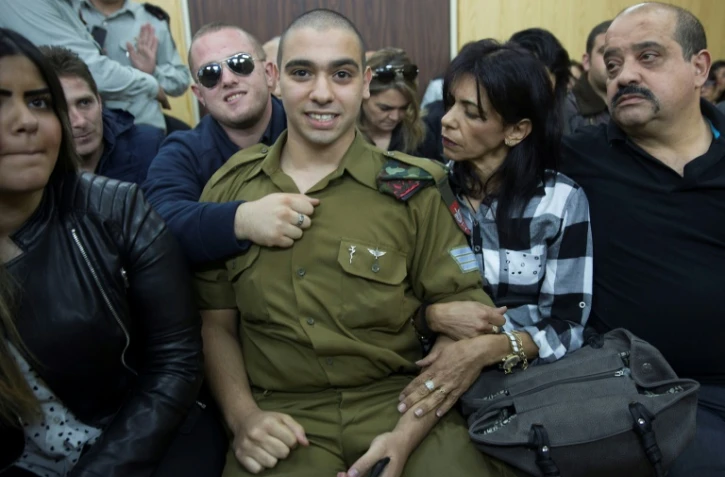 Le soldat israélien Elor Azaria (c), avec ses proches au tribunal militaire de Tel Aviv dans l'attente de son jugement, le 4 janvier 2017