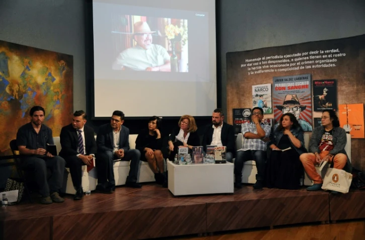 Hommage de confrères et amis du journaliste mexicain assassiné Javier Valdez, le 15 juillet 2017 à Mexico