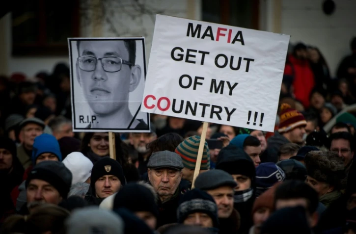 Des participants à une marche en mémoire du journaliste Jan Kuciak et de sa compagneMartina Kusnirova à Bratislava, en Slovaquie le 28 février 2018