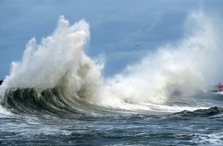 De grosses vagues dans le port de Lesconil le 20 février 2015
