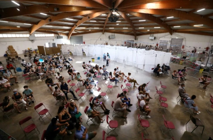 Des personnes attendent pour se faire vacciner contre le Covid-19, le 18 juillet 2021 à Perpignan, dans le sud de la France