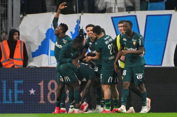 Les Lensois se congratulent après le but sur le fil de Neil El Aynaoui face à Marseille, le 8 mars 2025 au stade Vélodrome