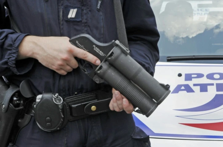 Un policier tenant en main un flash-ball le 2 juillet 2009 à La Courneuve, en banlieue de Paris