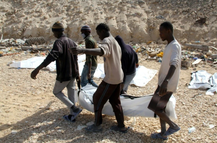 Le corps d'un migrant retrouvé mort parmi d'autres sur une plage près de Zawiyah en Libye, emmené le 22 février 2017 par des secouristes