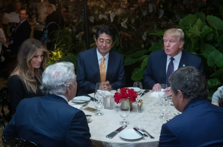 Shinzo Abe et Donald Trump (au centre) lors d'un dîner dans la résidence privée du président des Etats-Unis à Mar-a-Lago, en Floride, le 10 février 2017