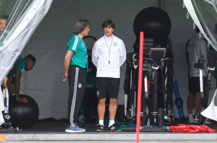 Le sélectionneur de l'Allemagne Joachim Lôw et le médécin de l'équipe Hans-Wilhelm Müller Wohlfart lors d'un entraînement le 14 juin 2018, à Vatutinki près de Moscou