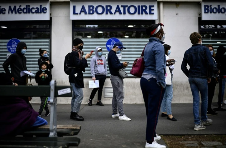 Des personnes masquées font la queue devant un laboratoire d'analyses médicales pour passer un test de dépistage du Covid-19, le 29 août 2020 à Paris