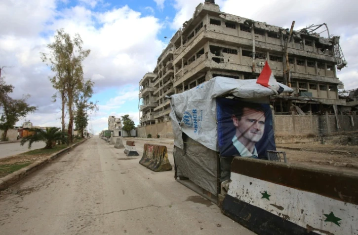 Un portrait du président syrien Bachar al-Assad sur un checkpoint à Alep, le 3 décembre 2016