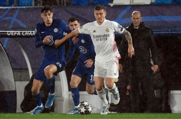 Le milieu de terrain du Real Madrid Toni Kroos aux prises avec les joueurs de Chelsea, sous les yeux de Zinédine Zidane, le 27 avril 2021 au stade Alfredo Di Stefano