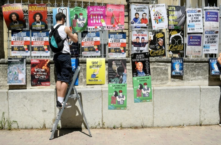 Collage des affiches pour le "off" du Festival d'Avignon, le 5 juillet 2021