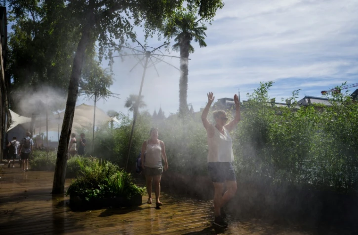 Un brumisateur sur les quais de Seine rafraîchit les passants le 3 septembre 2023 à Paris  