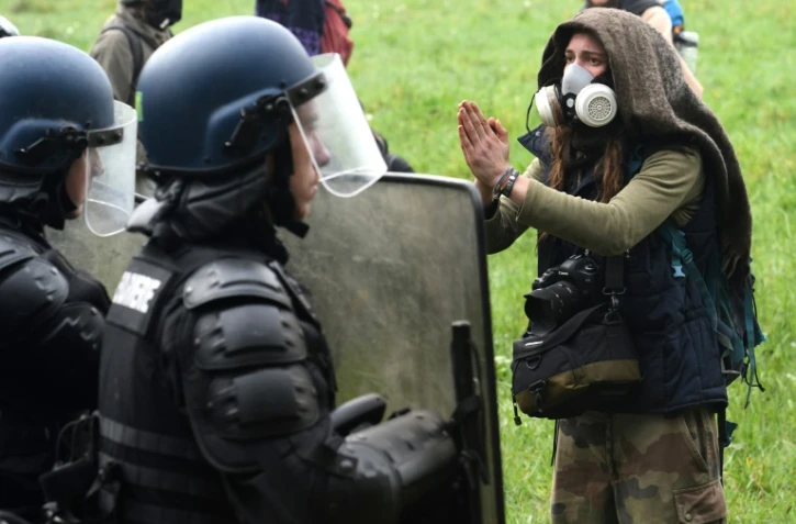 Un manifestant fait face Ă des gendarmes dans la ZAD de Notre-Dame-des-Landes le 13 avril 2018
