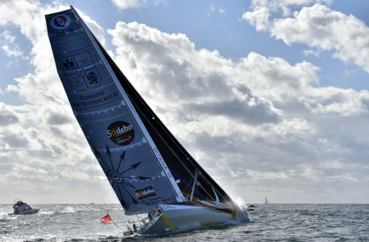 Le skipper Sébastien Josse à bord du monocoque "Edmond de Rothschild" au large des Sables-d'Olonne, le 6 novembre 2016 